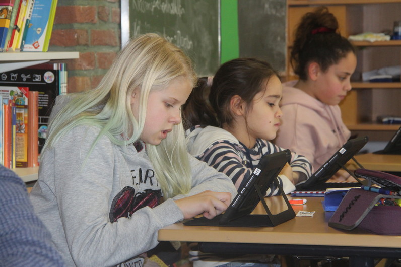 Schülerinnen mit iPads 