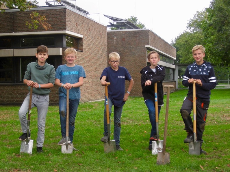 Schüler mit Spaten