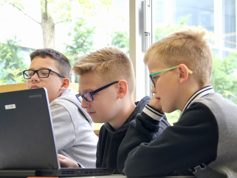 3 Schüler am Computer